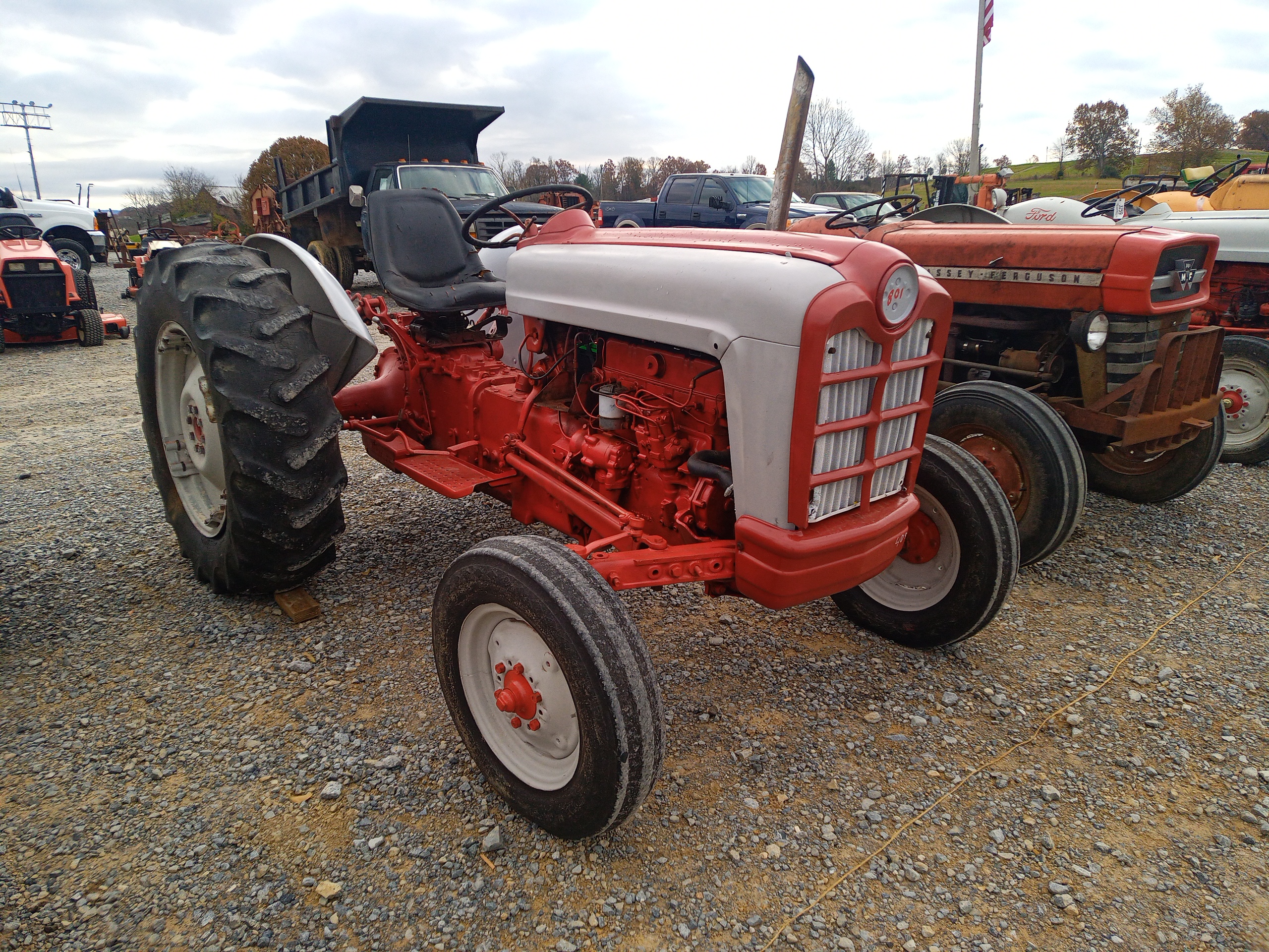 FORD 801 TRACTOR main image